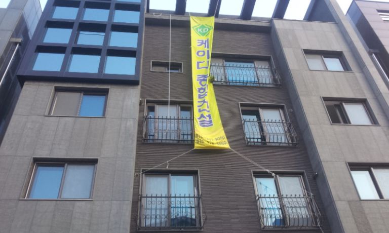 별내ic옆 빌라 계단및 보일러실  펄탄성 오팔색 작업 사진입니다. 탄성 작업중 계단에서 미끄러져 죽는줄 알았슴더  //