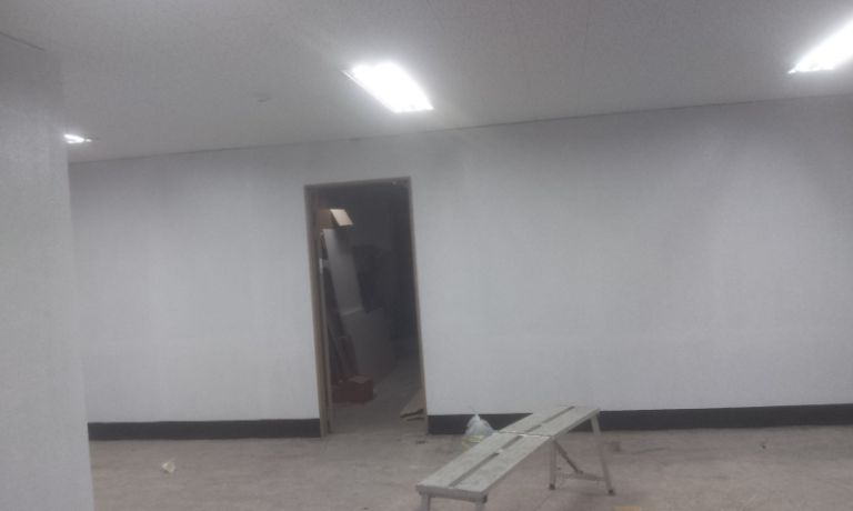 경기시흥 정왕동1235-8시호공단 식당 탄성코트작업 사진입니다.